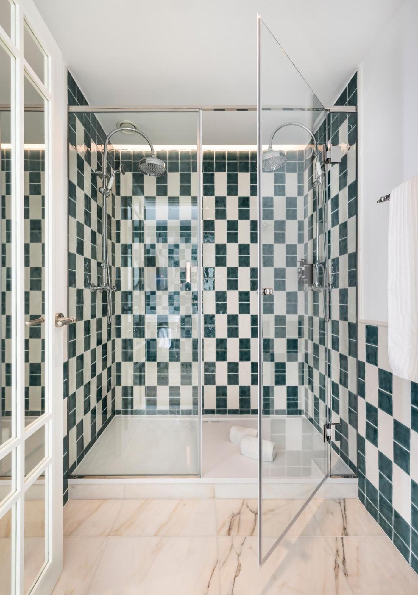 One Shot Palacio Cedofeita Porto Exteriér fotografie A shower cubicle